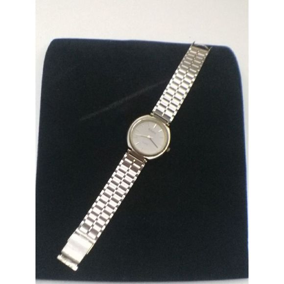 Vintage Dufonte Mens Wrist Watch Silver with a gold ring around the face - Picture 6 of 7